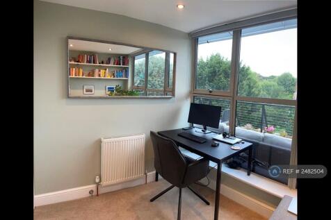 Bedroom/ Office