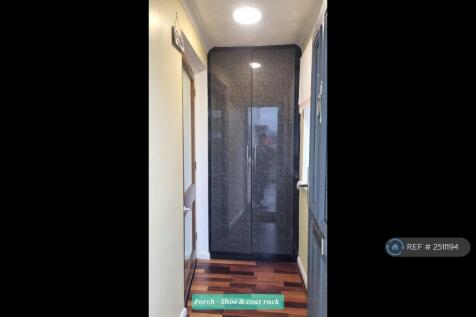 Entrance With Shoe/Coat Rack