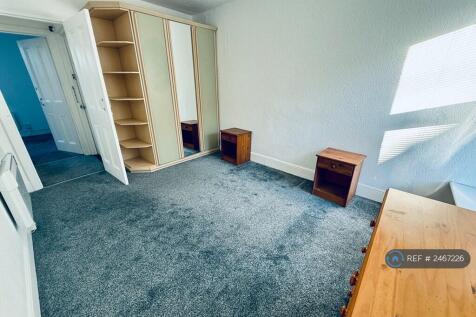Bed1: Large Double 3.9m x 2.8m