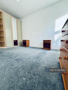 Bed1: Large Double 3.9m x 2.8m
