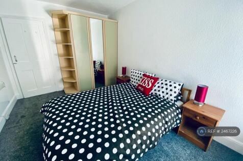 Bed1: Large Double 3.9m x 2.8m