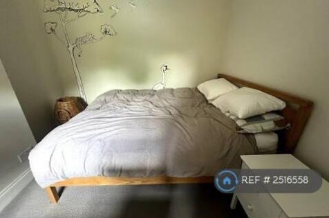 Bedroom 2 (Queen Bed)
