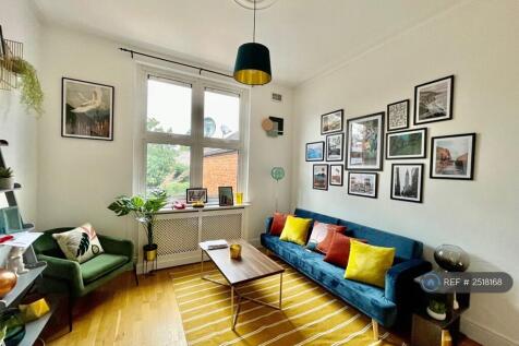 Living Room (Pic 1)