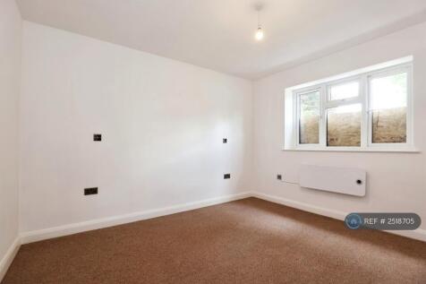 Spacious Bedroom With Ensuite