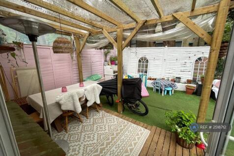 Garden Al Fresco Dining Area