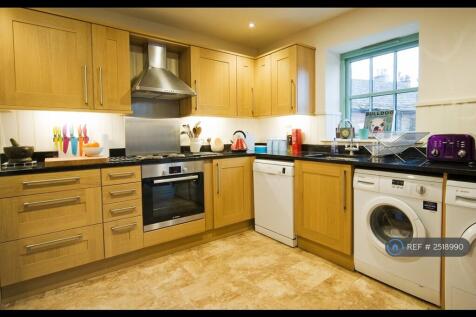 Large Kitchen Overlooking Rear Garden