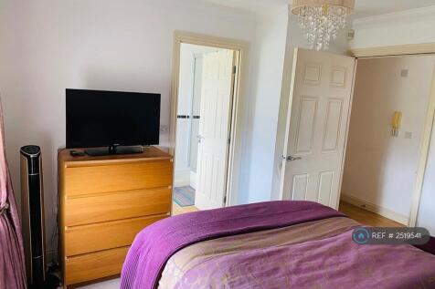 Master Bedroom With En-Suite 