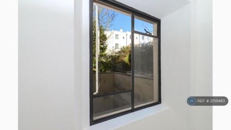 Bedroom Overlooks Communal Garden At Back Of Flat 
