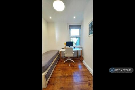 Bedroom 3 - View 2