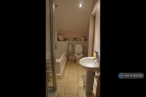 Family Bathroom Jack And Jill, With Door To Bed 1