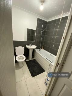 Second Floor Main Bathroom 