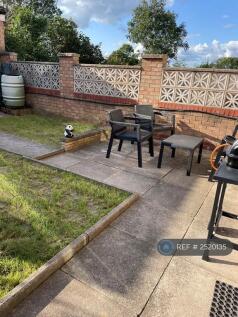 Private Enclosed Garden With Bbq