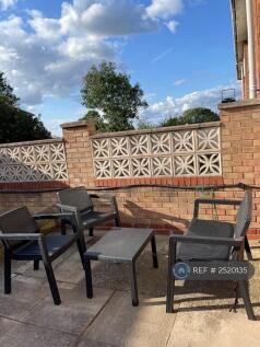 Private Garden With Furniture, Bbq &amp; Washing Line