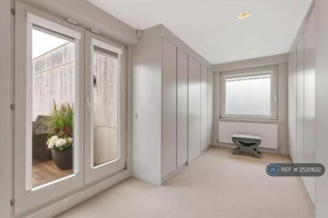 Master Bed Dressing Area
