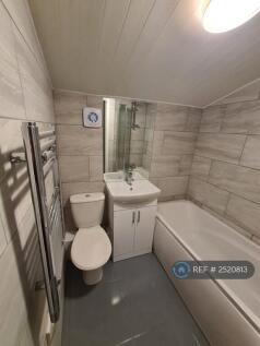 Main Bathroom (New 2022)