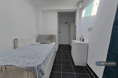 3) 1 Bed Flat