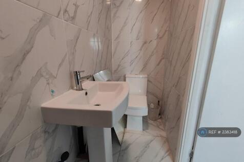 3) 1 Bed Flat