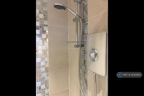 Bedroom 1 En Suite Shower