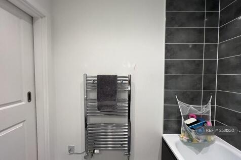 Main Bathroom - Towel Hitting