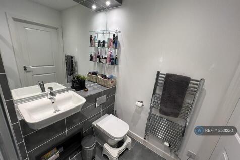 Suite Bathroom - Towel Hitting