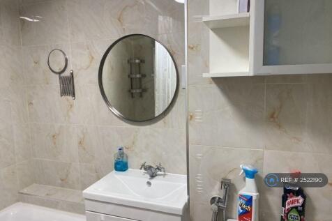 02nd Floor Ensuite Bathroom
