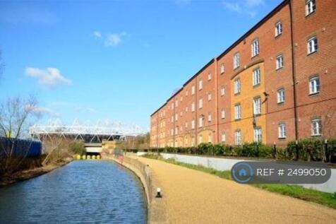 Stunning Location Beside Victoria Park