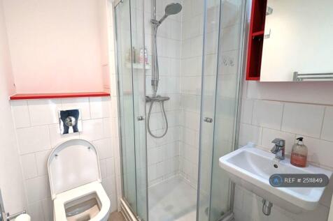En Suite (Bedroom 1)