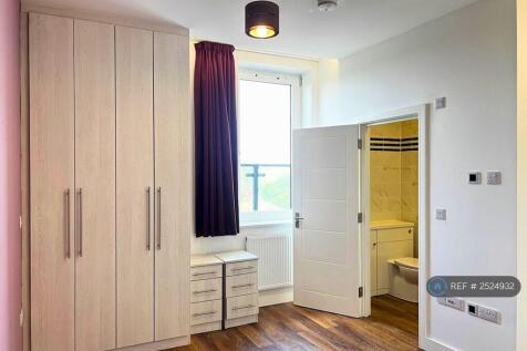 Master Bedroom With Ensuite Bathroom