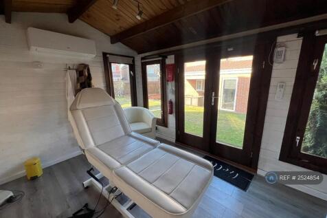 Summer House/Salon
