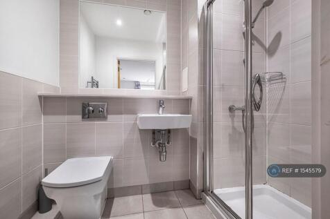 En-Suite Bathroom To Master Bedroom 