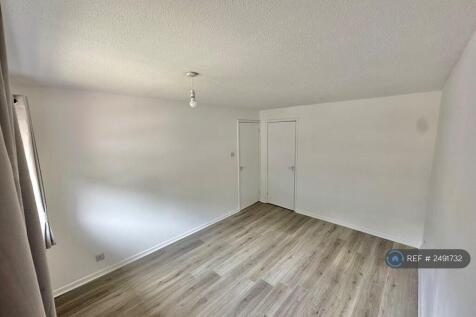Master Bedroom (1) With Build In Cloak Room