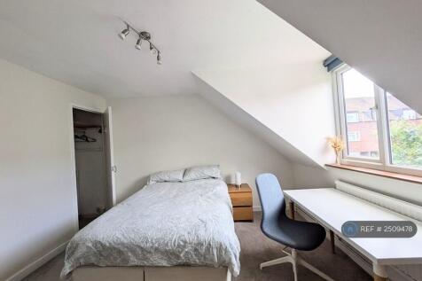 Bedroom 2: Built-In Wardrobe