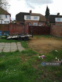 Backyard And Drive In Gate