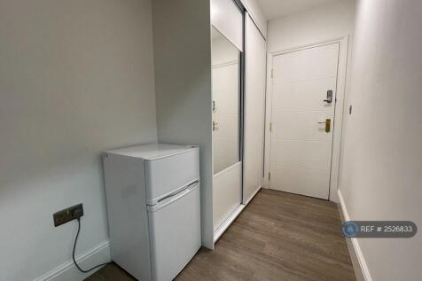 Room 6 Large Built In Wardrobe And Small Fridge