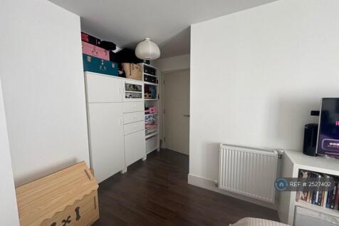 Large Master Bedroom With Wardrobe