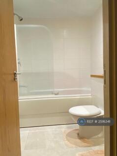 Ensuite Bath And Toilet 