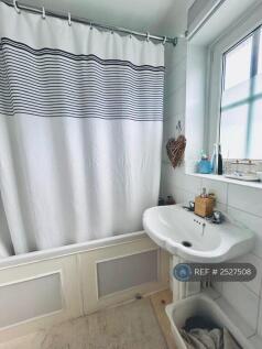 1st Floor Common Bathroomm Bathtub View