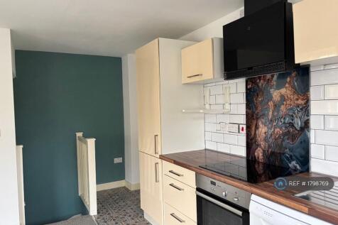 Modern Kitchen With Integrated Fridge/Freezer