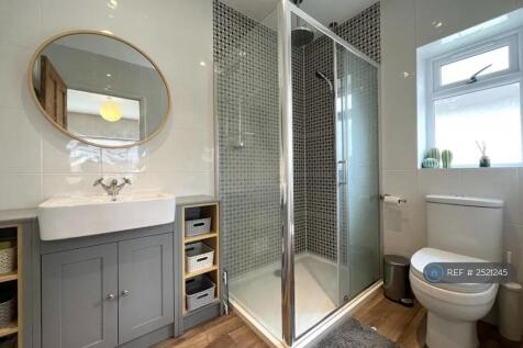 Ensuite (Bathroom-3)