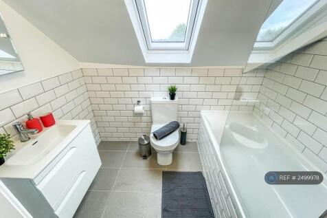 Main Bathroom 