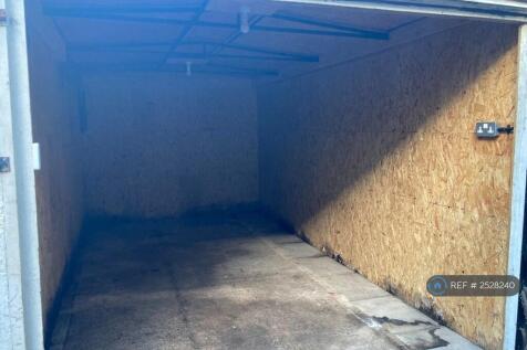 Outside Large Workshop / Large Shed Photo 2 