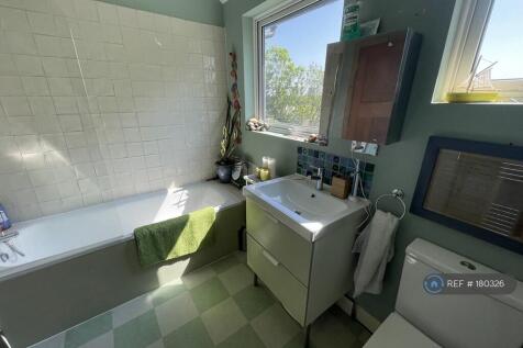 Bathroom (First Floor)