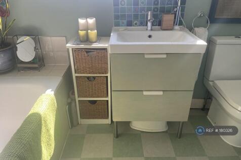 Bathroom (First Floor)