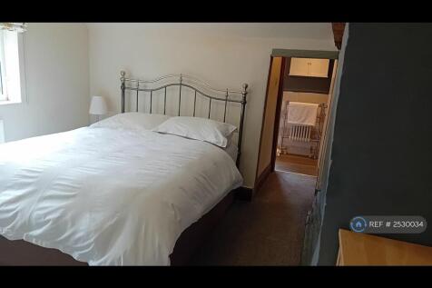 King Size Bedroom Showing Bathroom Access