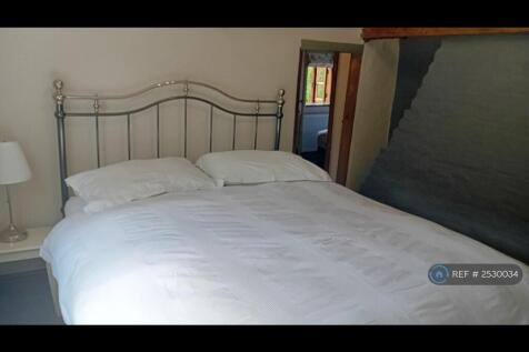 King Size Bedroom Showing Small Double Room Access