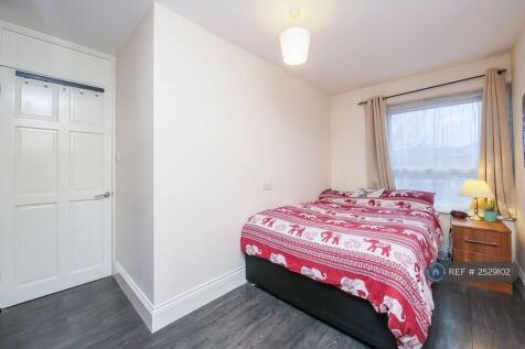 Middle Bedroom