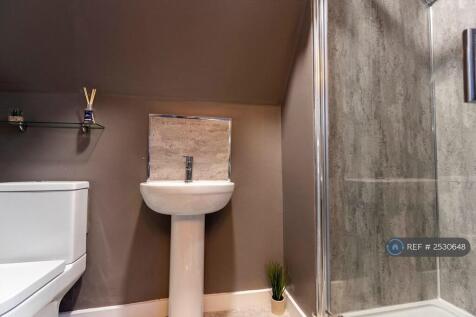 Bedroom 6&#39;s En-Suite