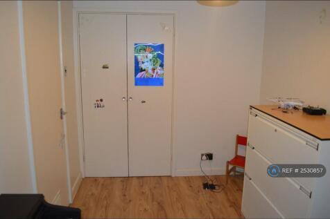 2nd Bedroom With Fitted Wardrobe (Without Tenants)