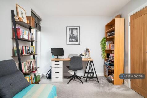 Study / Bedroom 2 - Desk 2
