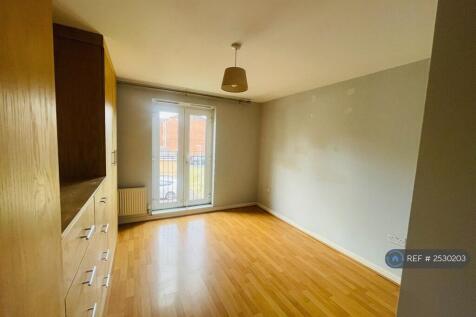Spacious Main Room With En-Suite